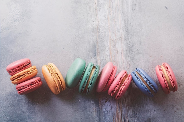 Une variété de macarons colorés sur la table dessert français