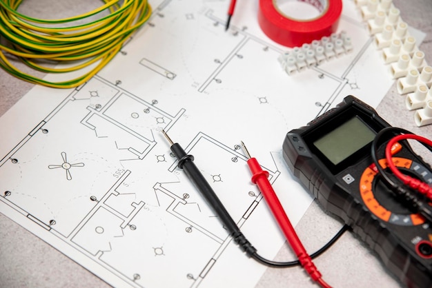 Variété de matériaux et d'outils pour l'électricien