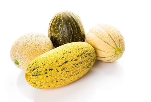 Variété de melons bio sur fond blanc.