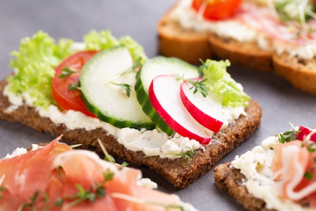 Variété de mini sandwichs au fromage à la crème