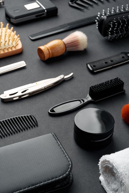 Une variété d'outils et d'accessoires de coiffure exposés sur un fond sombre