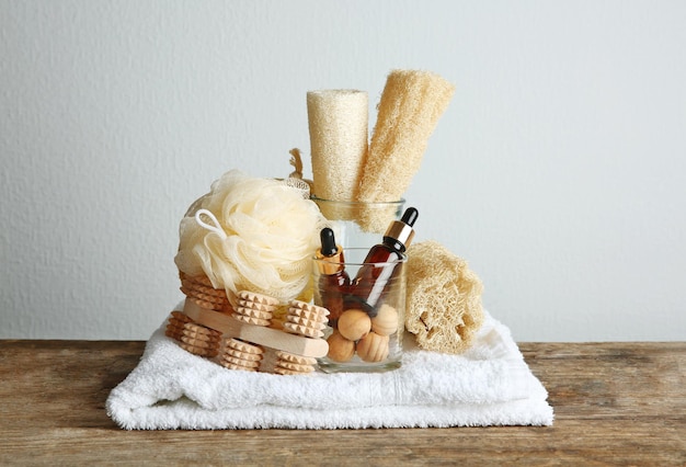 Variété d'outils de bain naturels sur table en bois