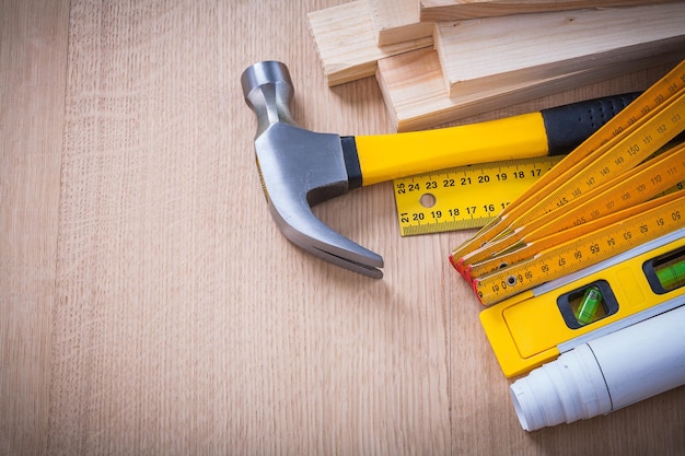 Variété d'outils de construction de travail sur le concept de construction de version horizontale de planche de bois