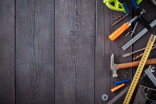 Variété d'outils sur une surface en bois