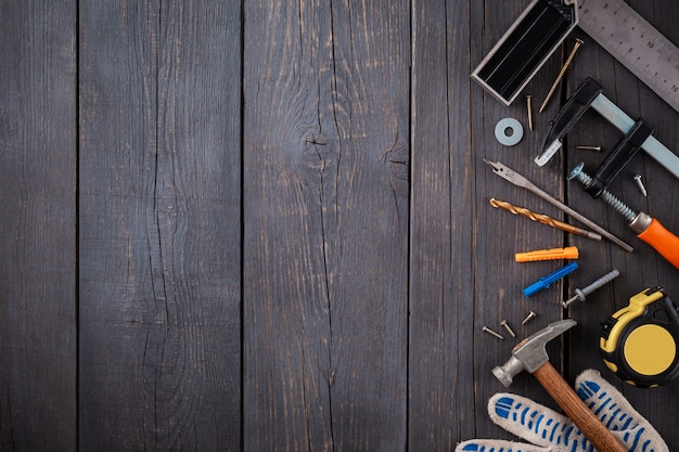 Variété d'outils sur une surface en bois