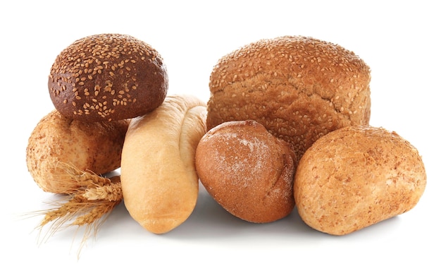Une variété de pain frais et savoureux sur fond blanc