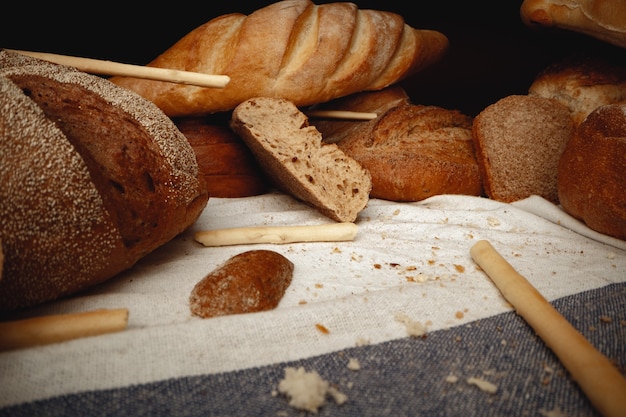 Variété de pain sur nappe close up