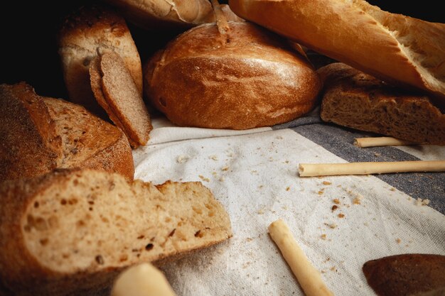 Variété de pain sur nappe close up