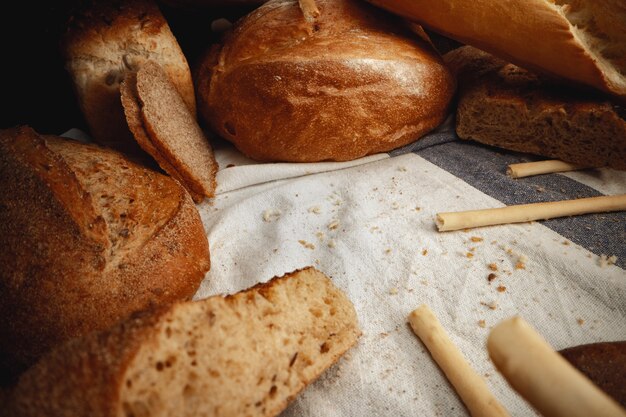 Variété de pain sur nappe close up