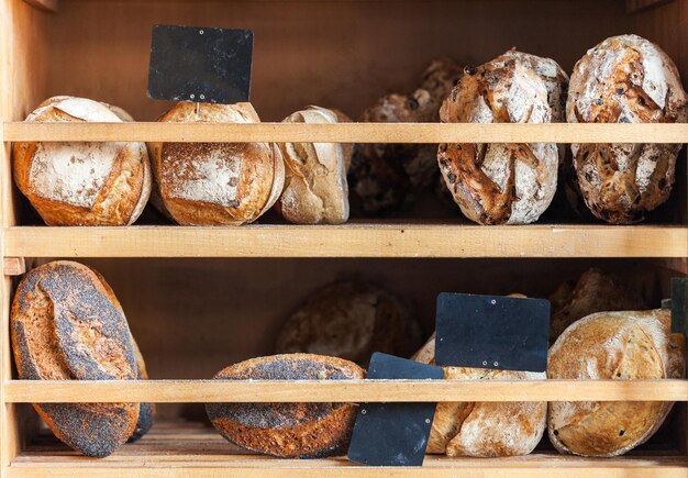 Variété de pains affichés sur des étagères de boulangerie