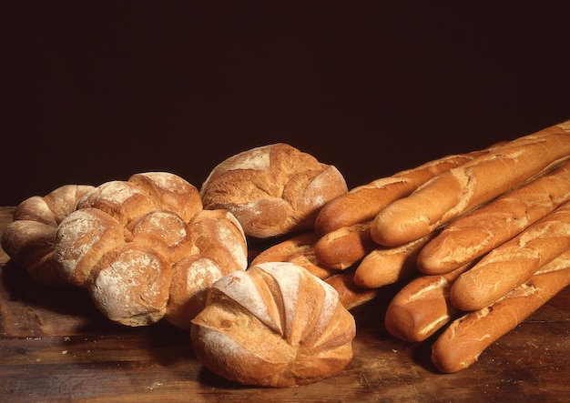 Une variété de pains bruns sur une table en bois