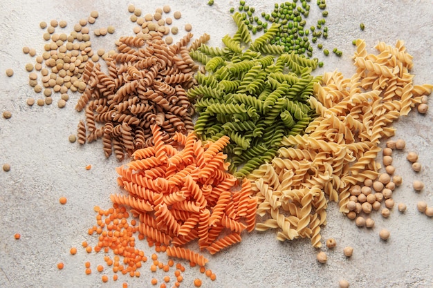 Une variété de pâtes fusilli à partir de différents types de légumineuses Pâtes sans gluten