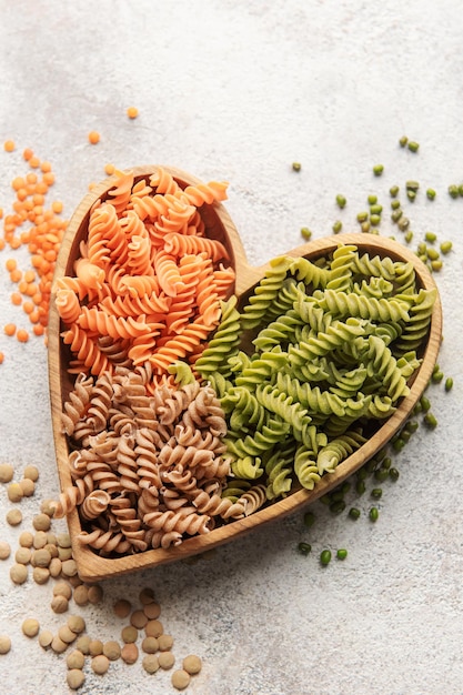 Une variété de pâtes fusilli à partir de différents types de légumineuses Pâtes sans gluten