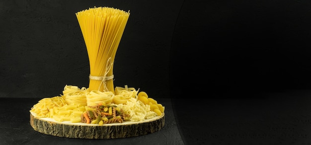 Une variété de pâtes et de spaghettis sur fond sombre