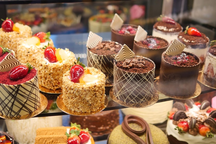 Photo une variété de pâtisseries et d'éclaires sont présentées dans la vitrine de la boulangerie avec allure