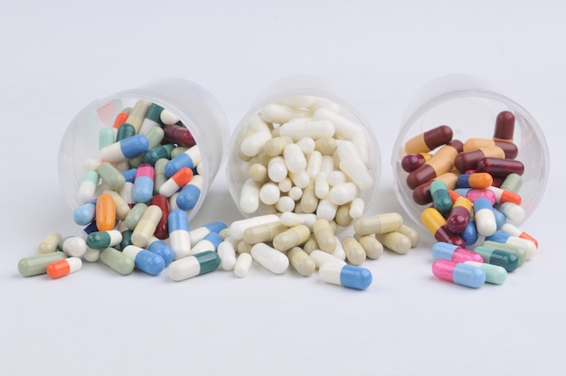 Variété de pilules, gélules et comprimés