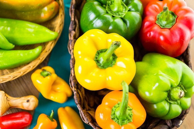 Variété de poivrons biologiques frais sur la table.