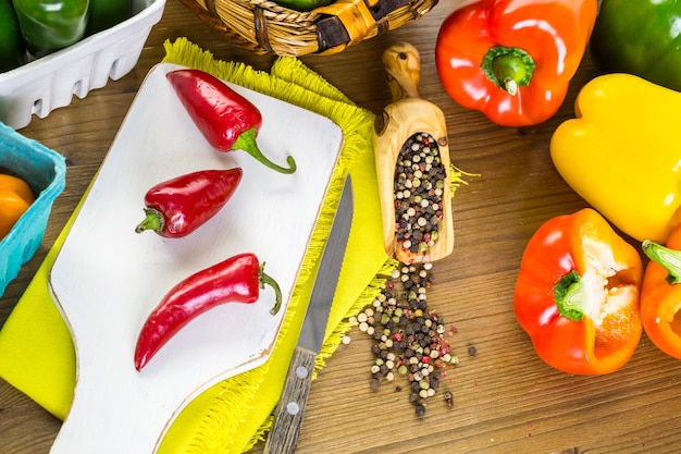 Photo variété de poivrons biologiques frais sur la table.