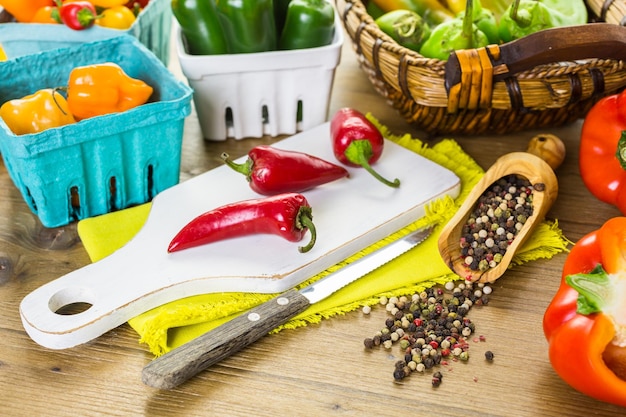 Variété de poivrons biologiques frais sur la table.