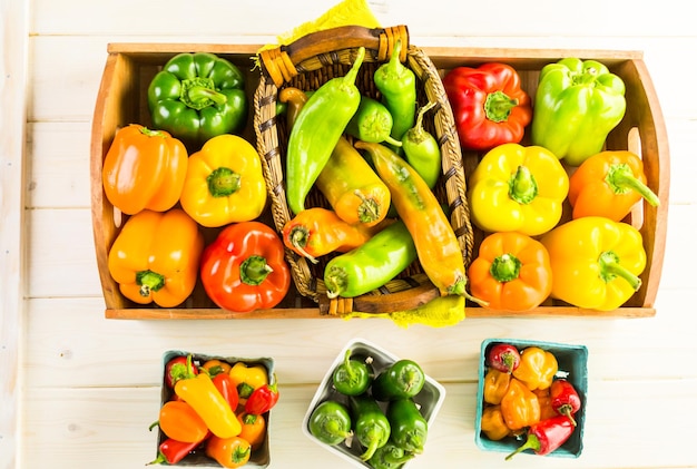 Variété de poivrons biologiques frais sur la table.