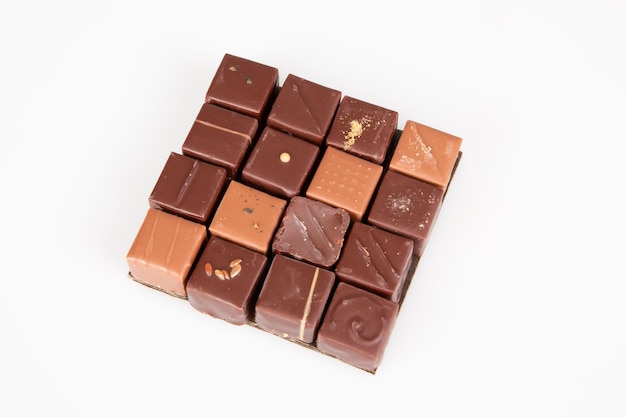 Variété de pralines au chocolat artisanales fines sur fond blanc