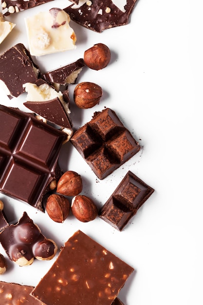 Variété de pralines au chocolat maison sucrées sur fond de bois