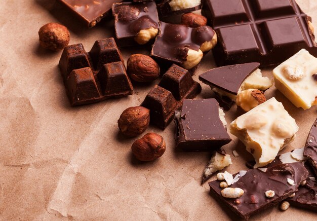 Variété de pralines au chocolat maison sucrées sur fond de bois