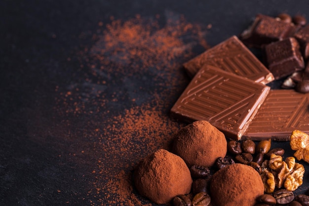 Variété de pralines au chocolat maison sucrées sur fond de bois