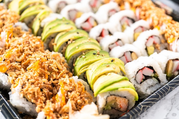 Variété préemballée de sushis et de rouleaux de sushi dans un plateau en plastique