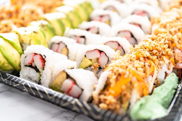 Variété préemballée de sushis et de rouleaux de sushi dans un plateau en plastique