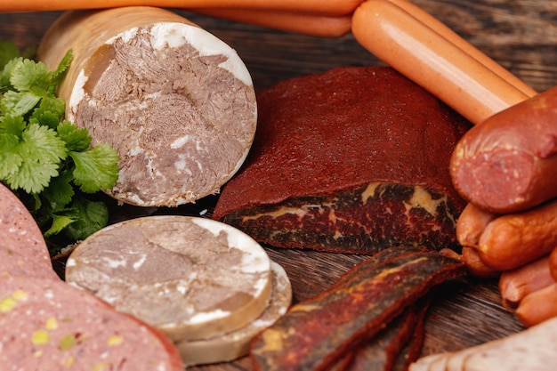 Variété de produits à base de viande et de saucisses sur table