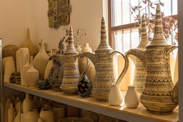 Variété de produits de poterie dans la boutique de poterie à Manama Bahreïn