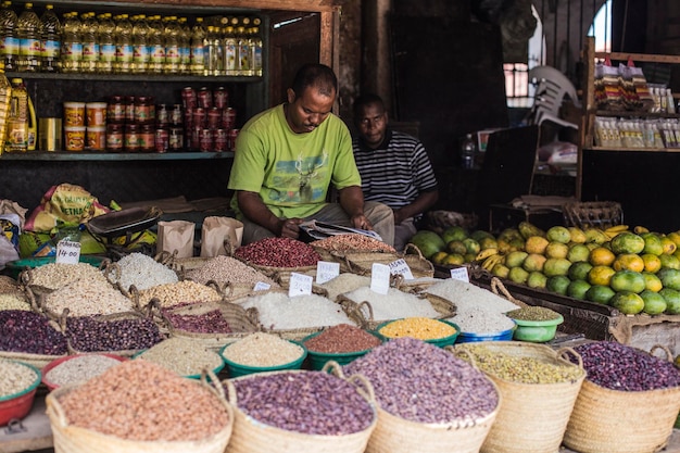 Photo variété de riz et de haricots sur le marché de stone town, zanzibar. comptoir du marché africain