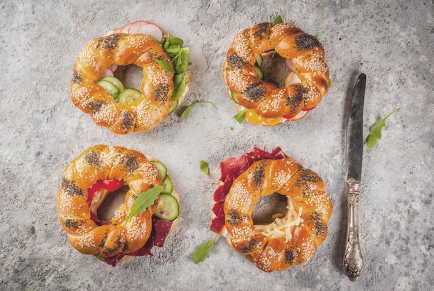 Variété de sandwichs aux bagels faits maison aux graines de sésame et de pavot