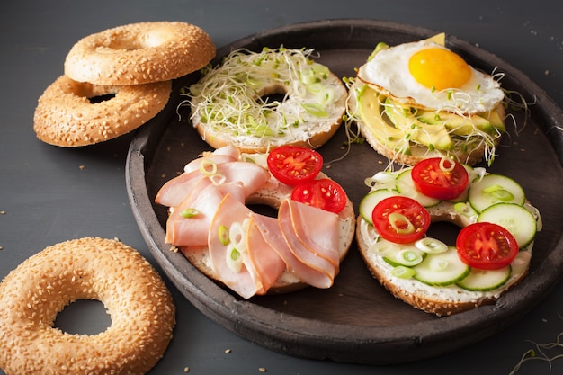 Variété de sandwichs sur bagels aux œufs et légumes