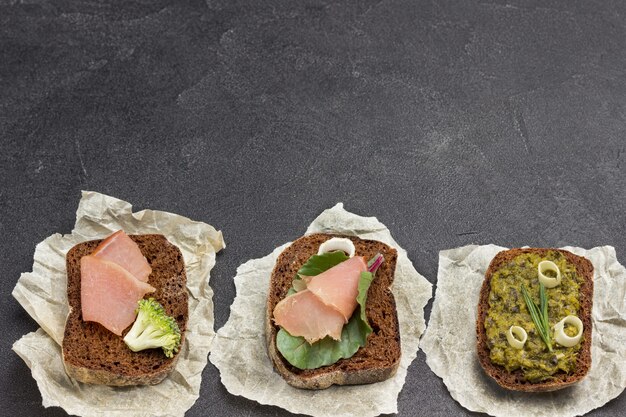 Variété de sandwichs pour le petit déjeuner et les apéritifs.