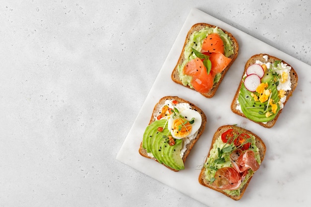 Variété de sandwichs sains ensemble de toasts à l'avocat Tranche de pain de grains entiers à l'avocat