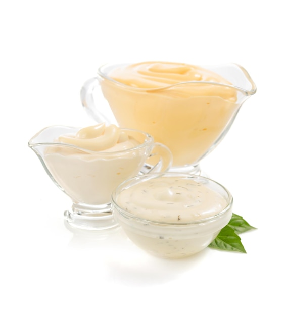 Photo variété de sauce mayonnaise sur blanc