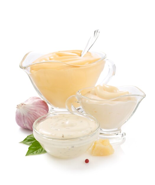 Variété de sauce mayonnaise isolé sur fond blanc