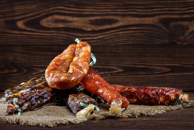 Variété de saucisse séchée sur table en bois