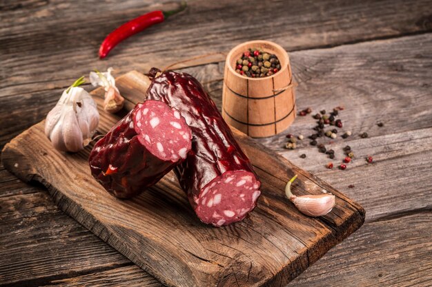 Variété de saucisses chorizo de porc séchées espagnoles à base de paprika et d'ail Saucisse de salami biologique séchée