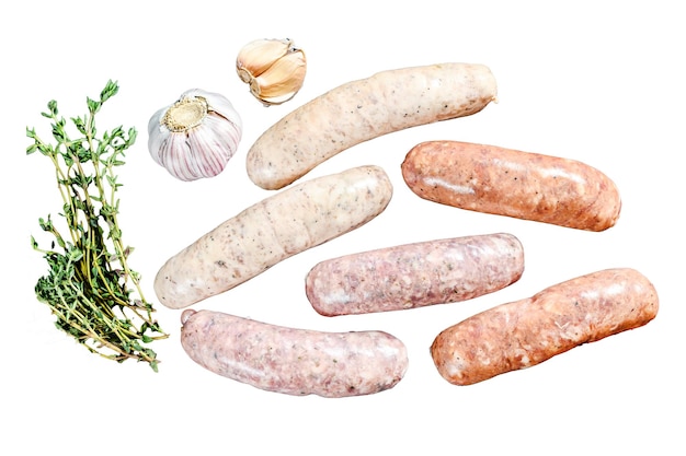 Une variété de saucisses crues fraîches avec des épices isolées sur un fond blanc Vue supérieure