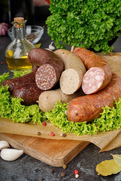 Photo une variété de saucisses sur une planche à découper