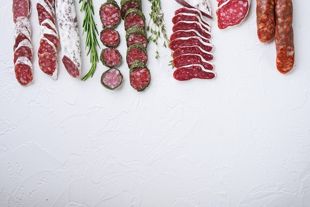 Variété de saucisses sur une surface blanche