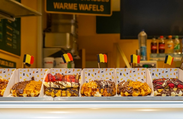 Photo variété de saveurs et de couleurs de riches gaufres dans une pâtisserie cuisine traditionnelle en belgique