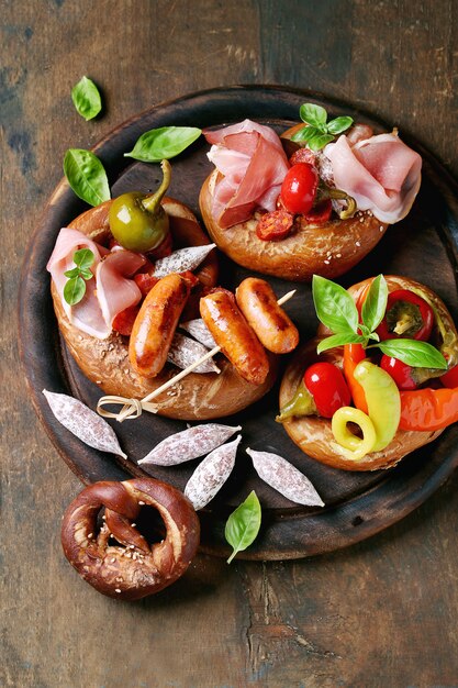 Variété de snacks à base de viande dans des bretzels