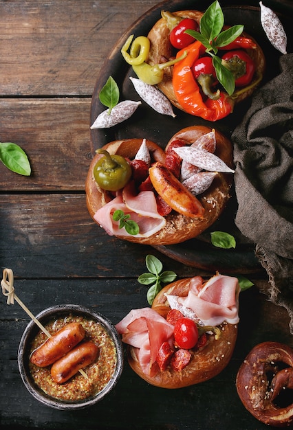 Variété de snacks à base de viande dans des bretzels