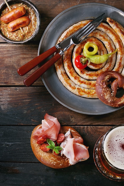 Variété de snacks à base de viande dans des bretzels