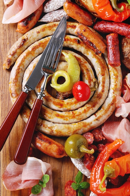 Variété de snacks à base de viande dans des bretzels