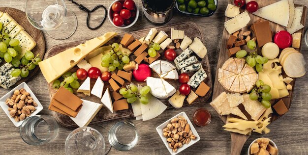 Variété de sortes de fromages servis avec du miel de raisin et des olives pour une nutrition gastronomique parmesan bio br